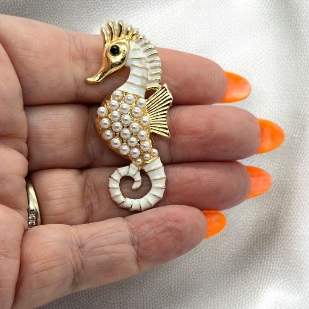 Shiny Gold Pearl Seahorse Brooch Pin White Enamel Nautical Beach Ocean Jewelry - Picture 3 of 5